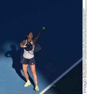 (151008) -- BEIJING, Oct. 8, 2015 -- Flavia Pennetta of Italy serves to Anastasia Pavlyuchenkova of Russia during their women s singles third round match at the China Open tennis tournament in Beijing, China, Oct. 8, 2015. Pennetta lost the match 1-2. ) (SP)CHINA-BEIJING-TENNIS-CHINA OPEN-WOMEN S SINGLES-THIRD ROUND LixWen 