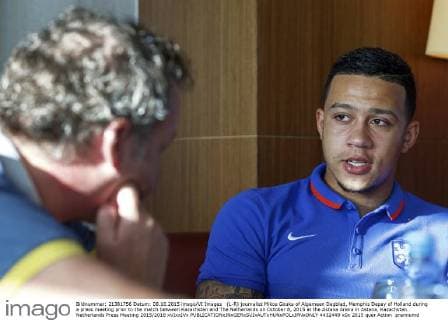 (L-R) journalist Mikos Gouka of Algemeen Dagblad, Memphis Depay of Holland during a press meeting prior to the match between Kazachstan and The Netherlands on October 8, 2015 at the Astana Arena in Astana, Kazachstan. Netherlands Press Meeting 2015 2016 xVIxxIVx 4432449
