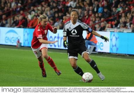 07.10.2015 xcex Belgien, Lüttich, Fussball, Frauenfussball, UWCL Uefa Women s Champions League Saison 2015 2016 Standart Lüttich gegen 1. FFC Frankfurt Yuki Ogimi (FFC Frankfurt) gegen Yuna Appermont (Standart Lüttich)