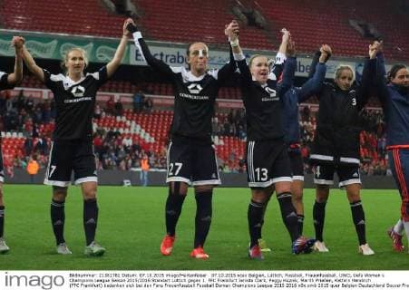 07.10.2015 xcex Belgien, Lüttich, Fussball, Frauenfussball, UWCL Uefa Women s Champions League Saison 2015 2016 Standart Lüttich gegen 1. FFC Frankfurt Jenista Clark, Peggy Kuznik, Marith Prießen, Kathrin Hendrich (FFC Frankfurt) bedanken sich bei den Fans