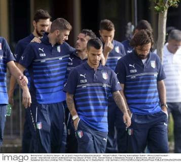 Aktuell Fußball, Training Nationalteam Italien IPP20151008 Football - soccer: international match Länderspiel training session of Italy (ITA), Davide Santon e Alessandro Florenzi si abbracciano, davanti a loro Sebastian Giovinco e Andrea Pirlo (Hinweis: Verwendung nur in Deutschland - only Germany) xHOCHxZWEIx xItalyxPhotoxPressx 