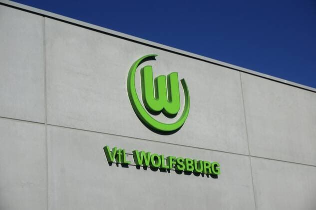 01.10.2015, Wolfsburg, In den Allerwiesen, Niedersachsen, Haus an der Volkswagen Arena, VfL Wolfsburg, VfL, Schrift, Haus, Fassade