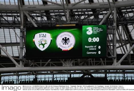 Fussball, Herren, EM-Qualifikation (9. Spieltag), Saison 2015 2016, Irland - Deutschland die Anzeigetafel läuft sich schon lange vor dem Spiel warm, 08.10. 2015,