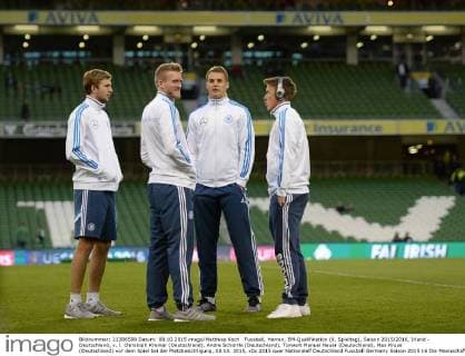 Fussball, Herren, EM-Qualifikation (9. Spieltag), Saison 2015 2016, Irland - Deutschland, v. l. Christoph Kramer (Deutschland), Andre Schürrle (Deutschland), Torwart Manuel Neuer (Deutschland), Max Kruse (Deutschland) vor dem Spiel bei der Platzbesichtigung, 08.10. 2015,