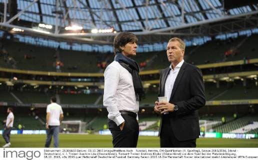 Fussball, Herren, EM-Qualifikation (9. Spieltag), Saison 2015 2016, Irland - Deutschland, v. l. Trainer Joachim Löw (Deutschland), Torwart-Trainer Andreas Köpke (Deutschland) vor dem Spiel bei der Platzbesichtigung, 08.10. 2015,
