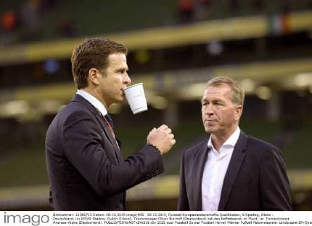 08.10.2015, Fussball Europameisterschafts-Qualifikation, 9.Spieltag, Irland - Deutschland, im AVIVA-Stadion, Dublin (Irland). Teammanager Oliver Bierhoff (Deutschland) hat den Kaffeebecher im Mund, re: Torwarttrainer Andreas Köpke (Deutschland). 