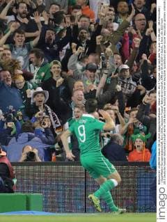 Shane LONG, IRL 9 Torjubel, Jubel nach dem Tor zum 1-0 IRLAND - DEUTSCHLAND ( - ) Qualifikation Europameisterschaft, Euro 2016, Deutsche Fussball Nationalmannschaft, DFB am 08.10.2015 in Dublin, Irland.