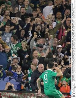 Shane LONG, IRL 9 Torjubel, Jubel nach dem Tor zum 1-0 IRLAND - DEUTSCHLAND ( - ) Qualifikation Europameisterschaft, Euro 2016, Deutsche Fussball Nationalmannschaft, DFB am 08.10.2015 in Dublin, Irland.