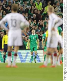 Shane LONG, IRL 9 Torjubel, Jubel nach dem Tor zum 1-0 IRLAND - DEUTSCHLAND ( - ) Qualifikation Europameisterschaft, Euro 2016, Deutsche Fussball Nationalmannschaft, DFB am 08.10.2015 in Dublin, Irland.