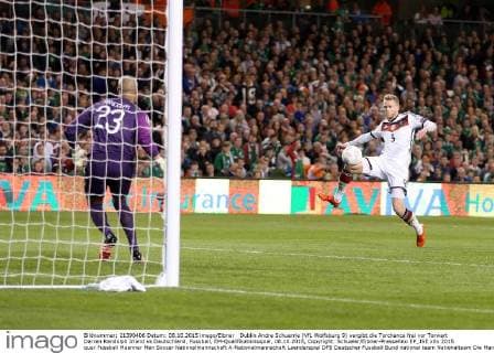 Dublin Andre Schuerrle (VfL Wolfsburg 9) vergibt die Torchance frei vor Torwart Darren Randolph Irland vs Deutschland, Fussball, EM-Qualifikationsspiel, 08.10.2015, Copyright: Schueler Eibner-Pressefoto EP_JSE