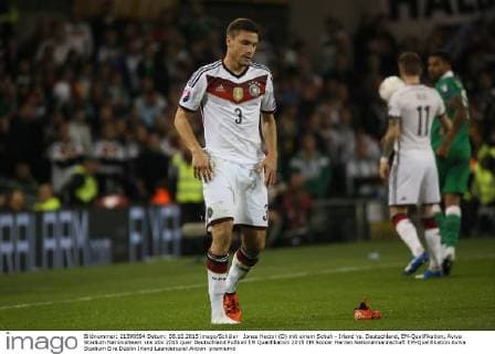 Jonas Hector (D) mit einem Schuh - Irland vs. Deutschland, EM-Qualifikation, Aviva Stadium