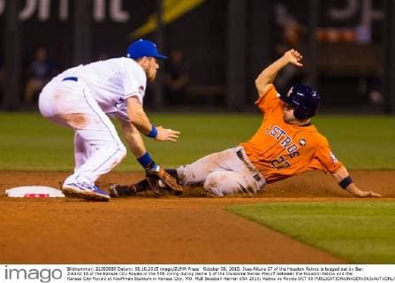 October 08, 2015: Jose Altuve 27 of the Houston Astros is tagged out by Ben Zobrist 18 of the Kansas City Royals in the fifth inning during Game 1 of the Divisional Series Playoff between the Houston Astros and the Kansas City Royals at Kauffman Stadium in Kansas City, MO. MLB Baseball Herren USA 2015: Astros vs Royals OCT 08 - ZUMAc04_