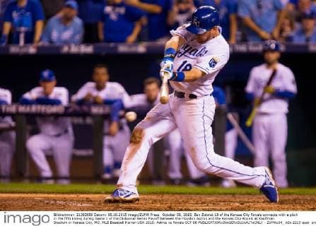 October 08, 2015: Ben Zobrist 18 of the Kansas City Royals connects with a pitch in the fifth inning during Game 1 of the Divisional Series Playoff between the Houston Astros and the Kansas City Royals at Kauffman Stadium in Kansas City, MO. MLB Baseball Herren USA 2015: Astros vs Royals OCT 08 - ZUMAc04_