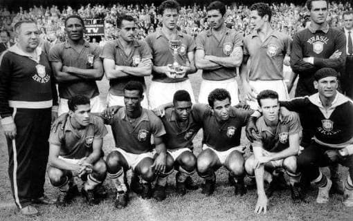 Brasilien ist Weltmeister, hi.v.li.: Trainer Vicente Feola, Djalma Santos, Zito, Hideraldo Luiz Bellini mit dem Coupe Jules Rimet, Nilton Santos, Orlando, Torwart Gilmar; vorn: Garrincha, Didi, Pele, Vava, Mario Zagalo, Co-Trainer Paolo Amaral