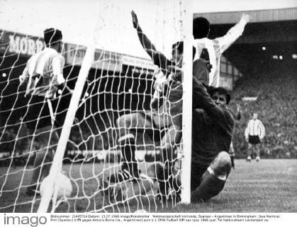 Weltmeisterschaft Vorrunde, Spanien - Argentinien in Birmingham: Jose Martinez Pirri (Spanien) trifft gegen Antonio Roma (re., Argentinien) zum 1:1