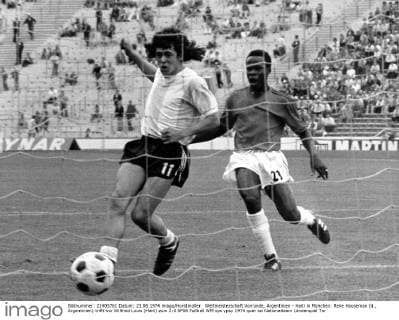 Weltmeisterschaft Vorrunde, Argentinien - Haiti in München: Rene Houseman (li., Argentinien) trifft vor Wilfried Louis (Haiti) zum 2:0