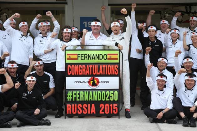 Motorsports: FIA Formula One World Championship WM Weltmeisterschaft 2015, Grand Prix of Russia, 14 Fernando Alonso (ESP, McLaren Honda), Eric Boullier (FRA, McLaren Honda), 22 Jenson Button (GBR, McLaren Honda), xHOCHxZWEIx