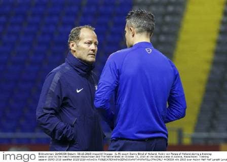 (L-R) coach Danny Blind of Holland, Robin van Persie of Holland during a training session prior to the match between Kazachstan and The Netherlands on October 10, 2015 at the Astana Arena in Astana, Kazachstan. Training session EURO 2016 qualifier 2015 2016 xVIxxIVx 4436506