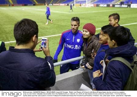 Robin van Persie of Holland with fans of Kazachstan during a training session prior to the match between Kazachstan and The Netherlands on October 10, 2015 at the Astana Arena in Astana, Kazachstan. Training session EURO 2016 qualifier 2015 2016 xVIxxIVx 4436557