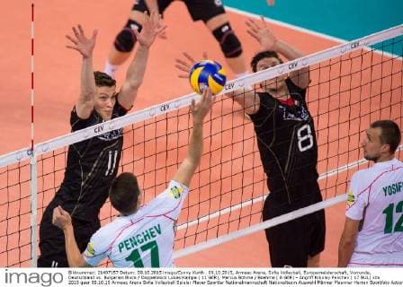 09.10.2015, Armeec Arena, Sofia Volleyball, Europameisterschaft, Vorrunde, Deutschland vs. Bulgarien Block Doppelblock Lukas Kampa ( 11 GER), Marcus Böhme Boehme ( 8 GER) - Angriff Nikolay Penchev ( 17 BUL)