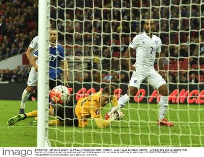 Football - 2015 2016 European Qualifier - Group E: England vs. Estonia Theo Walcott of England scores the opening goal past Mihkel Aksalu 0n the stroke of half time at Wembley. COLORSPORT ANDREW COWIE 