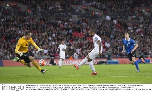 09.10.2015. Wembley Stadium, London, England. Euro2016 Qualification. England versus Estonia. Theo Walcott of England scores the opening goal pastv keeper Aksalu on the stroke of half time from a fine through-ball from Barkley. xNigelxCookex  ActionPlus11670487