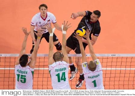 09.10.2015, Armeec Arena, Sofia Volleyball, Europameisterschaft, Vorrunde, Deutschland vs. Bulgarien Angriff Markus Steuerwald ( 2 GER) - Block Dreierblock Todor Aleksiev ( 15 BUL), Teodor Todorov ( 14 BUL), Georgi Bratoev ( 1 BUL)