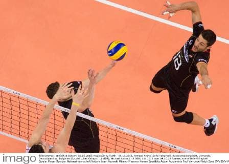 09.10.2015, Armeec Arena, Sofia Volleyball, Europameisterschaft, Vorrunde, Deutschland vs. Bulgarien Zuspiel Lukas Kampa ( 11 GER), Michael Andrei ( 18 GER)