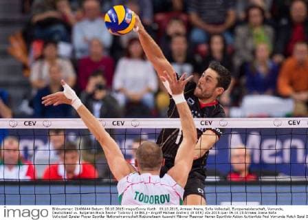09.10.2015, Armeec Arena, Sofia Volleyball, Europameisterschaft, Vorrunde, Deutschland vs. Bulgarien Block Teodor Todorov ( 14 BUL) - Angriff Michael Andrei ( 18 GER)