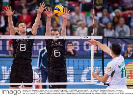 09.10.2015, Armeec Arena, Sofia Volleyball, Europameisterschaft, Vorrunde, Deutschland vs. Bulgarien Block Doppelblock Marcus Böhme Boehme ( 8 GER), Denys Kaliberda ( 6 GER) - Angriff Vladimir Nikolov ( 11 BUL)