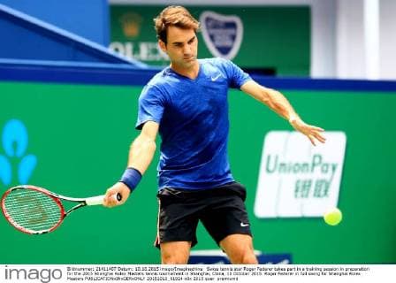 Swiss tennis star Roger Federer takes part in a training session in preparation for the 2015 Shanghai Rolex Masters tennis tournament in Shanghai, China, 10 October 2015. Roger Federer in full swing for Shanghai Rolex Masters  20151010_61924
