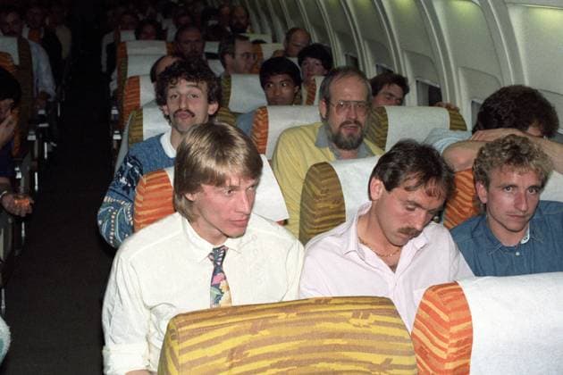 Nach der verpassten Meisterschaft enttäuscht im Flugzeug nach Bremen, v.li.: Frank Ordenewitz (hi.), Wolfgang Sidka, Jonny Otten und Norbert Meier (alle SV Werder Bremen)