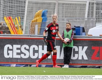 Leverkusen vl. Mit blutiger Nase an der Seitenlinie, Sharon Beck (Leverkusen) Bayer 04 Leverkusen - Turbine Potsdam, Fussball, Damen, Frauen, Allianz Frauen-Bundesliga, Spieltag 5, 10.10.2015 Copyright: Eibner-Pressefoto EP_bhorn