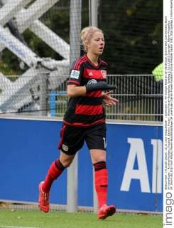 Leverkusen vl. Mit blutiger Nase an der Seitenlinie, Sharon Beck (Leverkusen) Bayer 04 Leverkusen - Turbine Potsdam, Fussball, Damen, Frauen, Allianz Frauen-Bundesliga, Spieltag 5, 10.10.2015 Copyright: Eibner-Pressefoto EP_bhorn