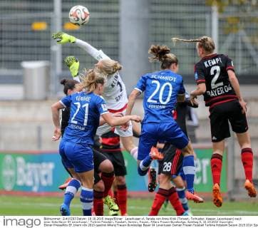 Leverkusen vl. Parade von Anna Klink (Torwart, Torhueter, Keeper, Leverkusen) nach einer Ecke Bayer 04 Leverkusen - Turbine Potsdam, Fussball, Damen, Frauen, Allianz Frauen-Bundesliga, Spieltag 5, 10.10.2015 Copyright: Eibner-Pressefoto EP_bhorn