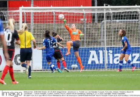 Leverkusen vl. Parade von Lisa Schmitz (Torwart, Torhueter, Keeper, Potsdam) Bayer 04 Leverkusen - Turbine Potsdam, Fussball, Damen, Frauen, Allianz Frauen-Bundesliga, Spieltag 5, 10.10.2015 Copyright: Eibner-Pressefoto EP_bhorn