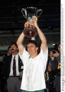 Werder Bremen gewinnt 1992 in Lissabon den Europapokal der Pokalsieger, Wynton Rufer präsentiert die Trophäe
