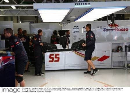Russian Grand Prix, Sochi 08 - 11 October 2015 10.10.2015 - Free Practice 3, The garage Toro Rosso after the Carlos Sainz Jr (ESP) crash. 