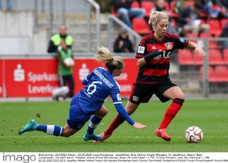 sinnbildlich: Elise Kellond-Knight (Potsdam, 6) rutscht aus, Sharon Beck (Leverkusen, 14) zieht davon, Fussball, Allianz Frauen-Bundesliga, Bayer 04 Leverkusen - 1. FFC Turbine Potsdam, xozx