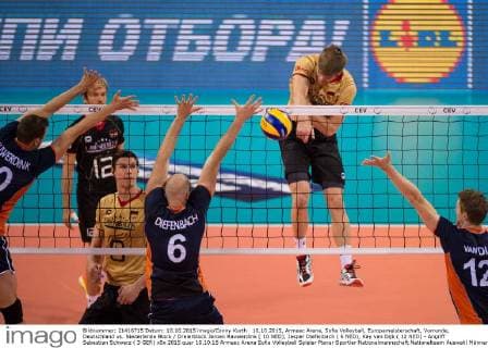 10.10.2015, Armeec Arena, Sofia Volleyball, Europameisterschaft, Vorrunde, Deutschland vs. Niederlande Block Dreierblock Jeroen Rauwerdink ( 10 NED), Jasper Diefenbach ( 6 NED), Kay van Dijk ( 12 NED) - Angriff Sebastian Schwarz ( 3 GER)