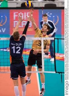 10.10.2015, Armeec Arena, Sofia Volleyball, Europameisterschaft, Vorrunde, Deutschland vs. Niederlande Block Kay van Dijk ( 12 NED) - Angriff Sebastian Schwarz ( 3 GER)