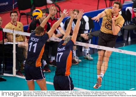 10.10.2015, Armeec Arena, Sofia Volleyball, Europameisterschaft, Vorrunde, Deutschland vs. Niederlande Block Doppelblock Dick Kooy ( 11 NED), Johannes Rob Bontje ( 17 NED) - Angriff Jochen Schöps Schoeps ( 10 GER)