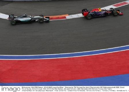 Motorsports: FIA Formula One World Championship WM Weltmeisterschaft 2015, Grand Prix of Russia, 26 Daniil Kvyat (RUS, Infiniti Red Bull Racing), 44 Lewis Hamilton (GBR, Mercedes AMG Petronas Formula One Team), xHOCHxZWEIx