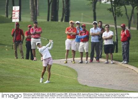 10 October 2015: Azahara Munoz of Spain play a shot during the third round of the 2015 Sime Darby LPGA Golf Damen Malaysia at Kuala Lumpur Golf and Country Club in Kuala Lumpur, Malaysia. (Photo by Hazrin Yeob Men Shah Icon Sportswire) GOLF: OCT 10 LPGA - Sime Darby LPGA Malaysia - Second Round Icon3781510108004 EDITORIAL USE ONLY
