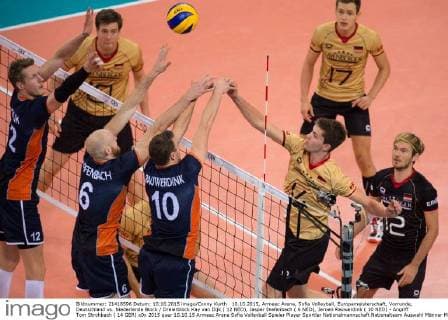 10.10.2015, Armeec Arena, Sofia Volleyball, Europameisterschaft, Vorrunde, Deutschland vs. Niederlande Block Dreierblock Kay van Dijk ( 12 NED), Jasper Diefenbach ( 6 NED), Jeroen Rauwerdink ( 10 NED) - Angriff Tom Strohbach ( 14 GER)