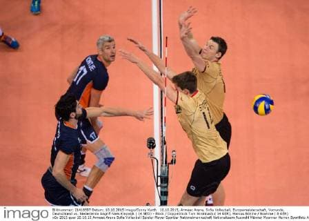 10.10.2015, Armeec Arena, Sofia Volleyball, Europameisterschaft, Vorrunde, Deutschland vs. Niederlande Angriff Niels Klapwijk ( 14 NED) - Block Doppelblock Tom Strohbach ( 14 GER), Marcus Böhme Boehme ( 8 GER)