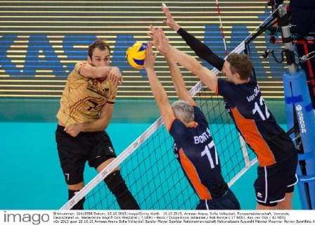 10.10.2015, Armeec Arena, Sofia Volleyball, Europameisterschaft, Vorrunde, Deutschland vs. Niederlande Angriff Dirk Westphal ( 7 GER) - Block Doppelblock Johannes Rob Bontje ( 17 NED), Kay van Dijk ( 12 NED)
