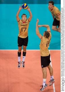 10.10.2015, Armeec Arena, Sofia Volleyball, Europameisterschaft, Vorrunde, Deutschland vs. Niederlande Zuspiel Jan Zimmermann ( 17 GER), Tim Broshog ( 15 GER), Jochen Schöps Schoeps ( 10 GER)