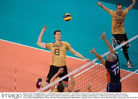 10.10.2015, Armeec Arena, Sofia Volleyball, Europameisterschaft, Vorrunde, Deutschland vs. Niederlande Angriff Marcus Böhme Boehme ( 8 GER) - Block Johannes Rob Bontje ( 17 NED)