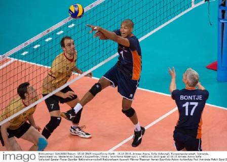 10.10.2015, Armeec Arena, Sofia Volleyball, Europameisterschaft, Vorrunde, Deutschland vs. Niederlande Zuspiel Zuspielfinte Finte Trick Nimir Abdel-Aziz ( 1 NED)